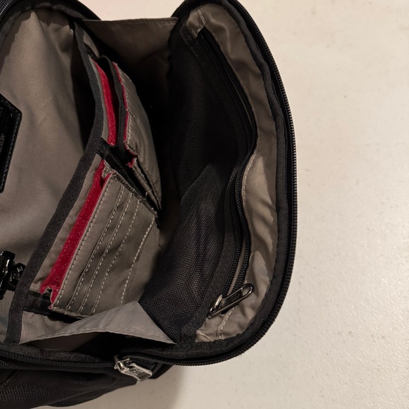 Victorinox Swiss Army Black Architecture 3.0 Zipper Laptop Backpack 31322301 - Picture 3 of 16